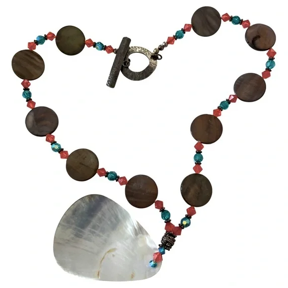 Sea Shell Pendant Beaded Necklace - Picture 4 of 5